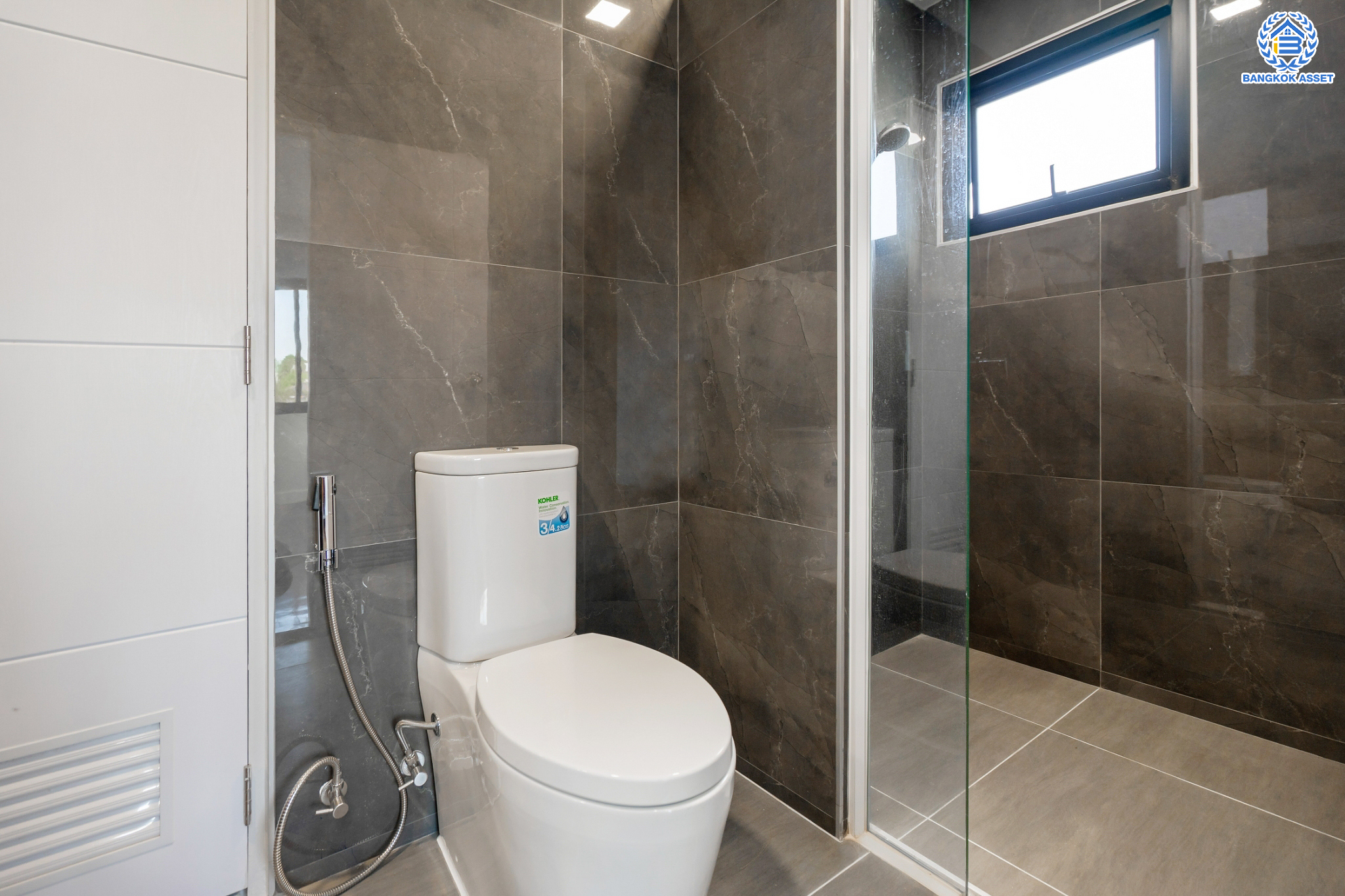 บ้านมือสองตกแต่งใหม่ หลังใหญ่พิเศษ! ม.มัณฑนา ปิ่นเกล้า-กาญจนาภิเษก (ซ.วัดพระเงิน) หลังมุม เนื้อที่ 128.6 ตร.ว. ฟังก์ชันจัดเต็ม 3 ห้องนอน 4 ห้องน้ำ 1 ห้องแม่บ้าน จอดรถได้ถึง 3 คัน เดินทางสะดวกสบาย บนทำเลติดถนนใหญ่ ใกล้เซ็นทรัลเวสต์เกต รถไฟฟ้าสายสีม่วง "สถานีตลาดบางใหญ่" และทางด่วนศรีรัช